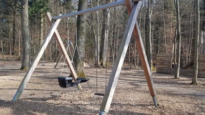 Waldspielplatz – Eltern-Kind-Schaukel montiert