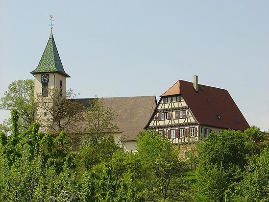 Evangelische Michaelskirche mit Pfarrhaus