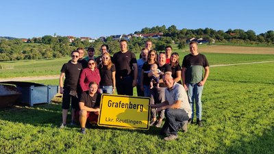 Bürgermeister Volker Brodbeck bedankt sich beim Grafenberger Bauwagen-Team